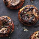 Rindfleisch- und Pilz-Tapas in Knoblauchsauce