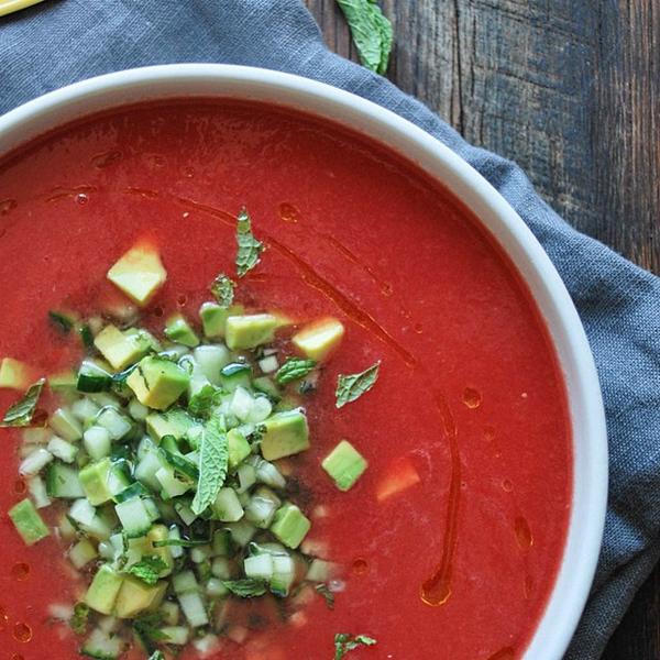 Wie man Tomaten-Gazpacho-Suppe zubereitet