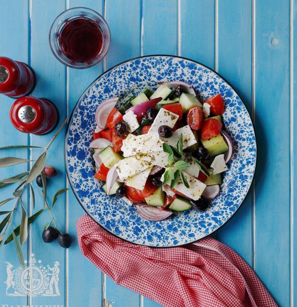 Wie man den griechischen Horiatiki-Salat zubereitet