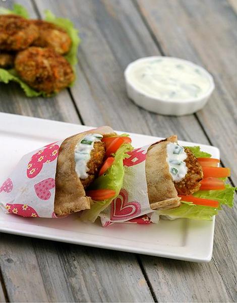 Zubereitung - Griechisches Gyros-Fladenbrot gefüllt mit Hackbraten und Tzatziki-Sauce