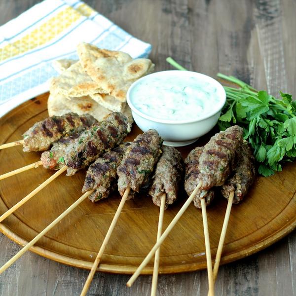 Kuinka tehdä lampaan koftaa vartaissa tzatziki-kastikkeella