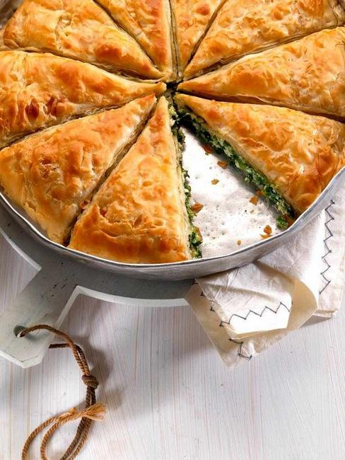 Wie man Spanakopita (griechischer Spinatkuchen) zubereitet