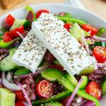 Griechischer Tomaten-Gurken-Salat mit Feta-Käse