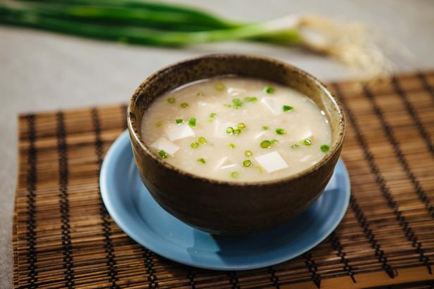 Wie man Miso-Suppe mit Tofu (Misoshiru) zubereitet