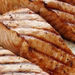 Gegrillter Lachs in einer Miso-Ingwer-Marinade