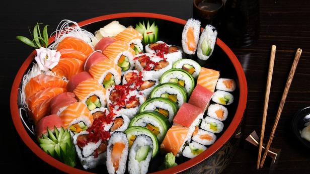 Wie man Sushi-Rollen zubereitet