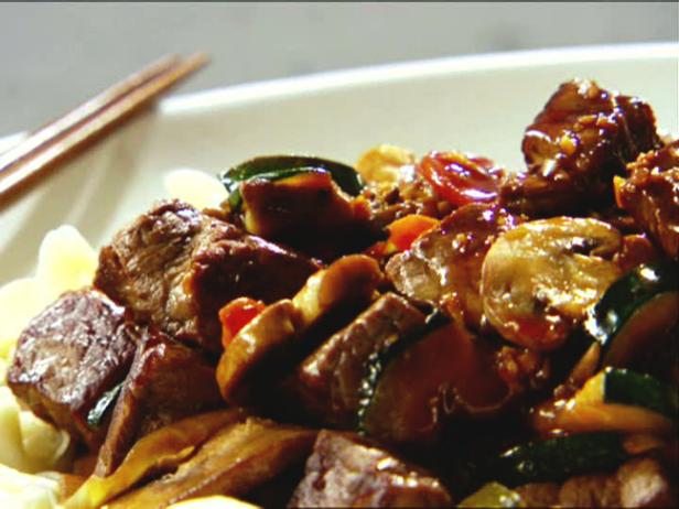 Zubereitung - Hibachi-Rindfleisch mit Nudeln und Gemüse