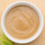 Salatdressing aus Soja-Miso-Paste und Sesamöl