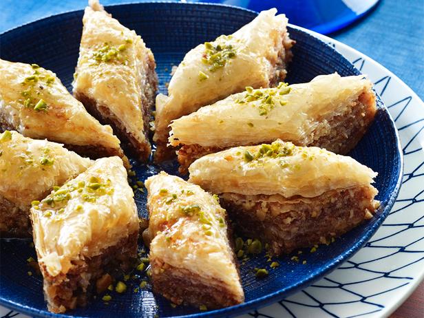 طريقة عمل البقلاوة اليونانية بعجينة الفيلو والفستق
