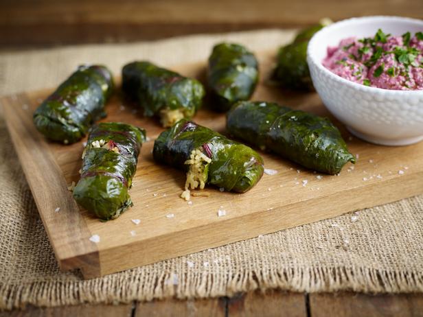 Wie man Dolma (gefüllte Weinblätter) zubereitet