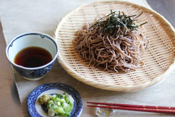 Come preparare - Spaghetti soba giapponesi freddi con salsa per intingere