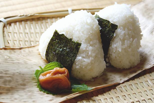 Πώς να φτιάξετε σούσι Onigiri (μπάλες ρυζιού)