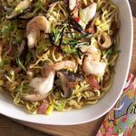 Gebratene Ramen-Nudeln mit Garnelen, Mais und Speck