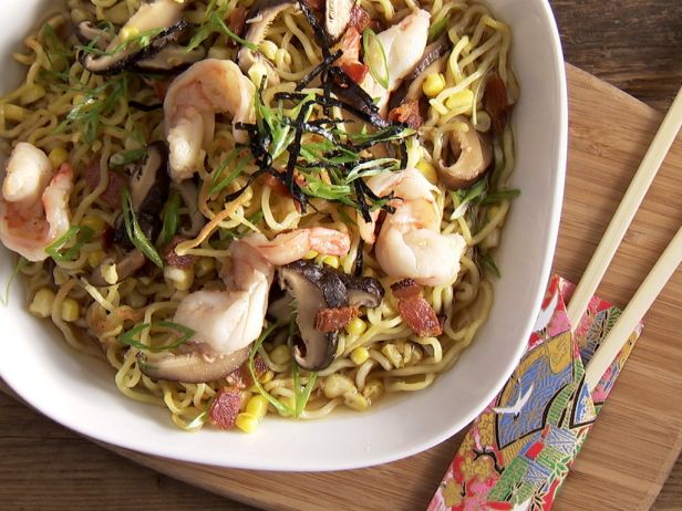 Zubereitung - Gebratene Ramen-Nudeln mit Garnelen, Mais und Speck