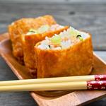 Inari-Sushi – Tofu nach japanischer Art, gefüllt mit Gemüse und Reis
