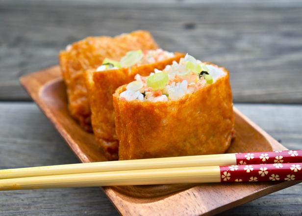 Zubereitung von Inari Sushi – Tofu gefüllt mit Gemüse und Reis nach japanischer Art