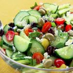 Griechischer Salat „Horiatiki“ mit Minze