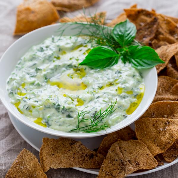 So bereiten Sie Pommes mit Tzatziki-Sauce zu