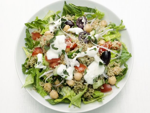 Zubereitung - Horiatiki-Salat (griechischer Salat) mit Quinoa und Kichererbsen