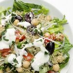 Griechischer Horiatiki-Salat mit Quinoa und Kichererbsen