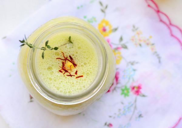 Wie man Avgolemono (griechische Hühnersuppe mit Ei-Zitronen-Füllung) zubereitet