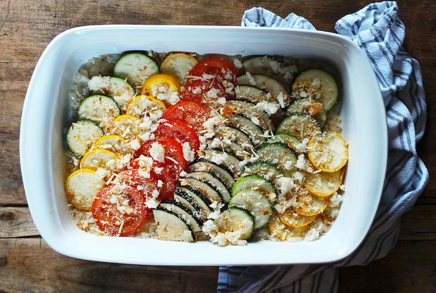 Wie man vegetarische Moussaka zubereitet