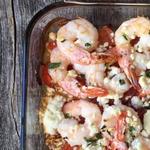Gebackene Garnelen mit Tomaten und Feta-Käse