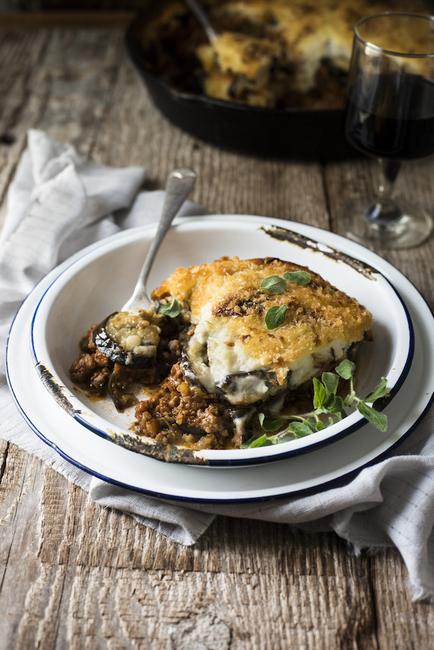 Wie man Auberginen-Kartoffel-Moussaka zubereitet
