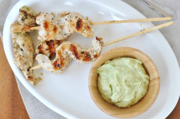 Wie man Hähnchen-Souvlaki mit Joghurt-Dip zubereitet