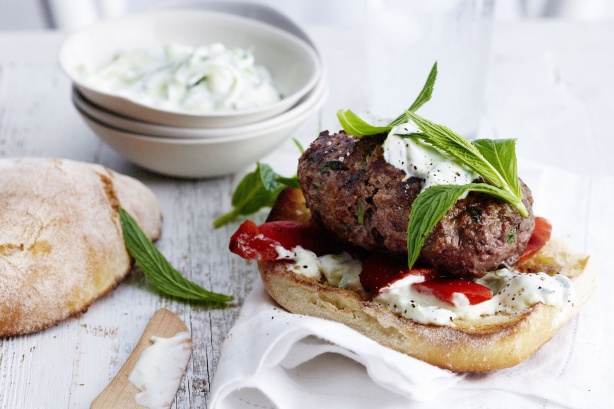 Come preparare - Hamburger di agnello con pasta al formaggio e tzatziki