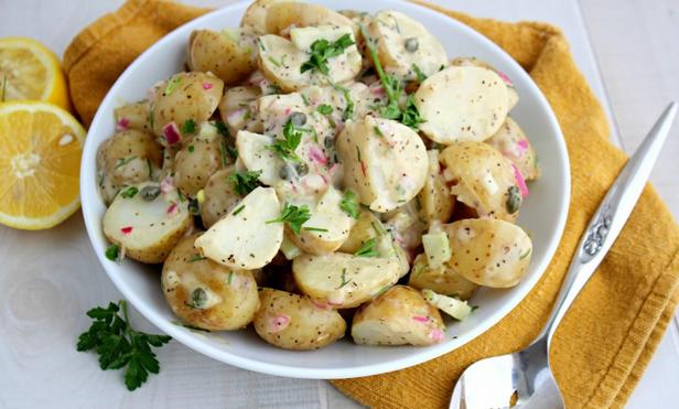 Wie man Patatosalata (griechischer Kartoffelsalat) zubereitet
