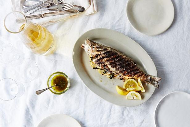 Zubereitung – Ganzer gegrillter Fisch nach griechischer Art