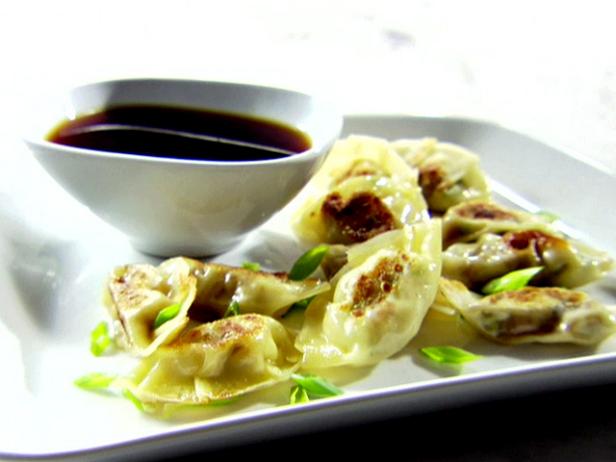 Wie man frittierte Hähnchen-Dumplings zubereitet