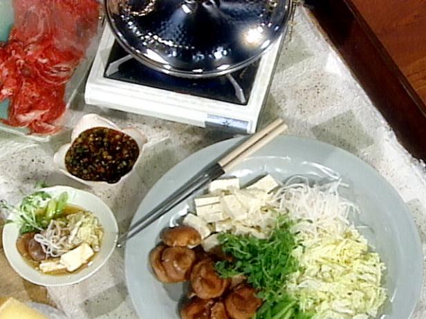 Wie man Shabu-Shabu mit Rindfleisch und Pilzen zubereitet