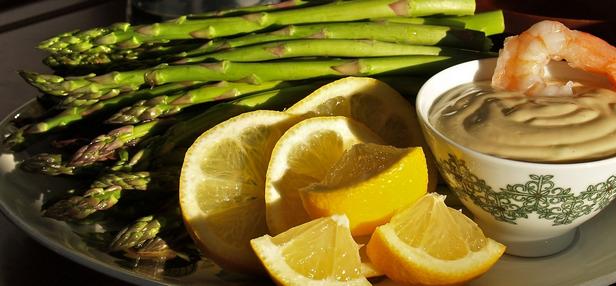 Wie man Spargel mit Wasabi-Mayo-Dip zubereitet