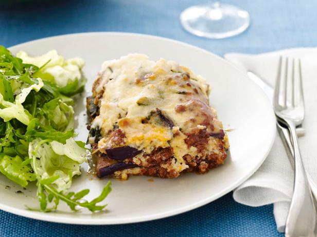 Wie man griechische Moussaka zubereitet (ein geschichteter Auflauf mit Auberginen und Hackfleisch)