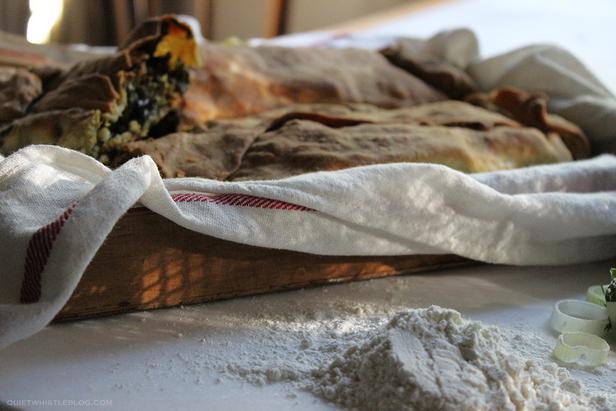 طريقة عمل سبانكوبيتا (فطيرة السبانخ والجبنة الفيتا اليونانية)