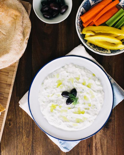 Wie man Gurken-Joghurt-Tzatziki-Dip zubereitet