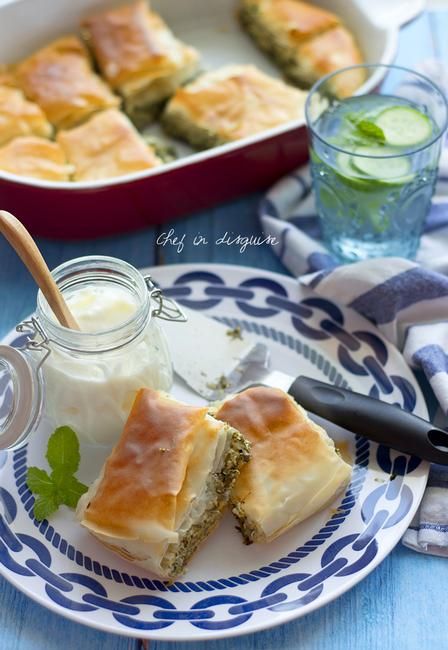 Wie man griechische Spanakopita-Torte mit Spinat zubereitet