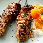 Schweinefleisch-Souvlaki mit Honig-Aprikosen
