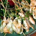 كباب الحبار مع سلطة هورياتيكي