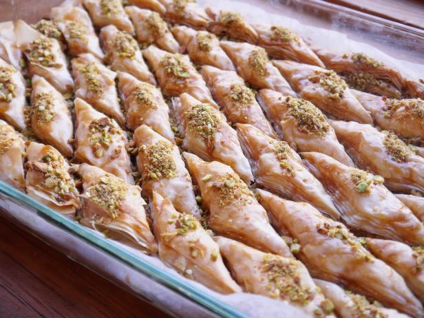 Wie man griechisches Filoteig-Baklava mit Nüssen zubereitet