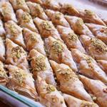 البقلاوة اليونانية المصنوعة من عجينة الفيلو مع المكسرات