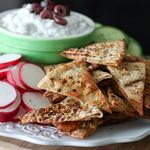 خبز مسطح مع صلصة غمس جبنة الفيتا