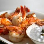 Gegrillte Garnelen mit Tzatziki-Sauce und Kapern