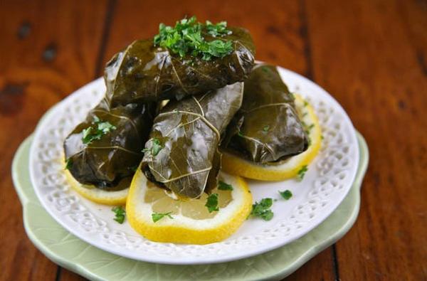 Wie man Dolma (mit Fleisch gefüllte Weinblätter) zubereitet