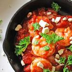 Garnelen, überbacken mit Tomaten und Ouzo