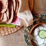Fladenbrote mit Gurken-Joghurt-Dip