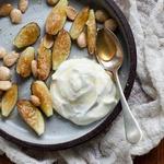 Griechischer Joghurt mit Feigen, Datteln und Honig