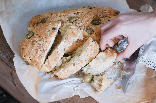 Rezept für hefefreies Brot „Eliopita“ mit Zwiebeln und Oliven